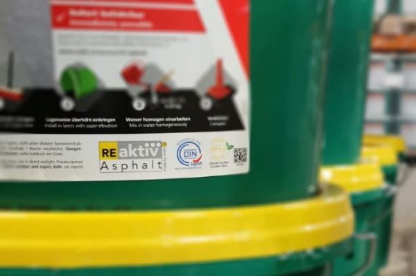 Reaktiv Asphalt Produktetikett mit Informationen zu Anwendung und Eigenschaften, DIN-Zertifizierung und QR-Code für weitere Details.