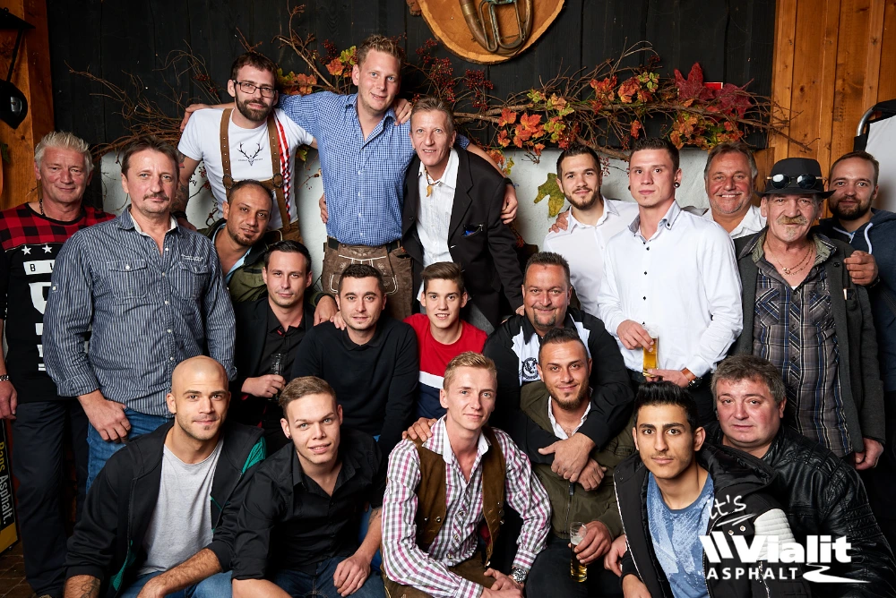 Gruppenfoto von Vialit Mitarbeitern und Gästen bei einer Veranstaltung, lächelnde Gesichter, festliche Atmosphäre, 2018.