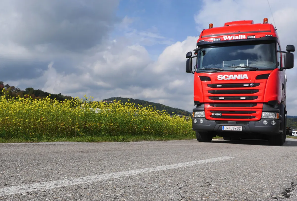 Vialit Truck vor Rapsfeld